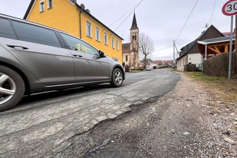 Krise in Netzschkau spürbar: Wofür die Stadt Geld ausgeben will - Die Erneuerung der Ortsdurchfahrt im Ortsteil Brockau hat für Bürgermeister Mike Purfürst oberste Priorität. Der Zustand der Straße ist katastrophal.