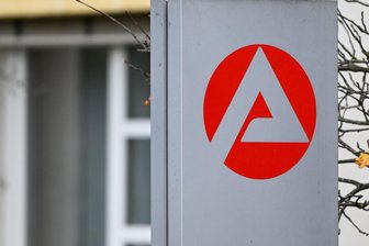 Krise trifft den Landkreis Zwickau: Mehr Arbeitslose und weniger offene Stellen - Schild vor einer Arbeitsagentur. Arbeitslosigkeit ist gestiegen.