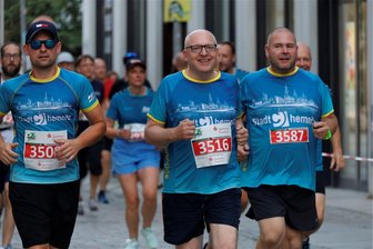 Krisen-Marathon in Chemnitz: Herr Schulze, geht Ihnen manchmal die Puste aus? - Die knapp fünf Kilometer beim Firmenlauf in Chemnitz Anfang September hat Sven Schulze (Mitte) geschafft. Vor den 10 Kilometern, die er im Mai 2025 beim Kulturhauptstadt-Marathon in Angriff nehmen will, habe er mehr Respekt.