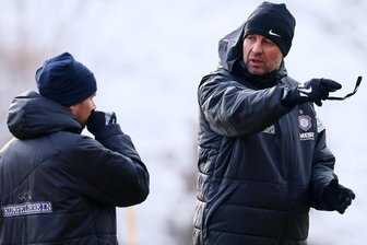 Krisenbewältigung bei Erzgebirge Aue: Dabrowski setzt auf Teamgeist und Gespräche - Neu-Cheftrainer Christoph Dabrowski (r.), hier im Gespräch mit Co-Trainer Lars Fuchs, leitete am Dienstag seine erste Trainingseinheit in Aue.