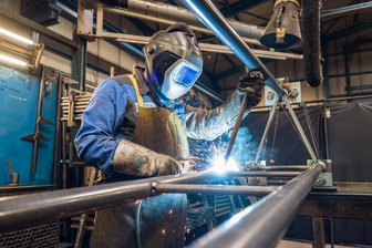 Krisenfest durch Branchenmix: Wie eine Firma aus dem Erzgebirge Konjunkturschwankungen trotzt - Schweißer Holger Klotz beim Arbeiten an einem Trimast für Verkehrsschilder: Die Firma Mewa setzt auf insgesamt fünf verschiedene Bereiche.