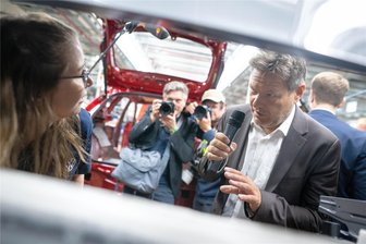Krisengipfel am Montag: Wie schlimm steht es tatsächlich um VW, Mercedes & Co.? - Bundeswirtschaftsminister Robert Habeck (Grüne) hat am Freitag bei einem Rundgang durch die Elektro-Montage des VW-Werkes Emden mit Mitarbeitenden gesprochen. Emden (8000 Beschäftigte) wurde wie Zwickau auf die Produktion von E-Modellen umgestellt. Allerdings ist wegen der schwachen Nachfrage nach E-Autos die Auslastung auch dort gering.