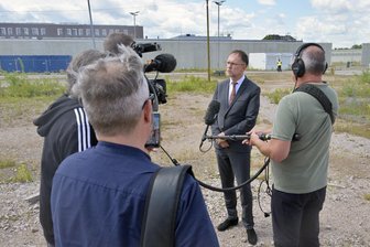 Krisengipfel auf Zwickauer Gefängnisbaustelle: Alle Kabel und der ganze Estrich müssen wieder raus - Der gebürtige Zwickauer und jetzige Staatssekretär Thüringens Tobias Knoblich nennt eine Schmerzgrenze für den Ausstieg Thüringens.
