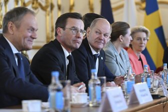 Krisengipfel in London nach Eklat im Weißen Haus: „Einmaliger Moment für die Sicherheit Europas“ - Der deutsche Bundeskanzler Olaf Scholz (M) auf dem Gipfeltreffen der europäischen Staats- und Regierungschefs in London zum Thema Ukraine auf Einladung des britischen Premierministers Starmer im Lancaster House.