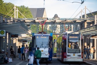 Krisensitzung ohne Straßenbahn-Chef: Plauens Oberbürgermeister wollte ihn nicht dabei haben - Am Postplatz laufen alle Plauener Straßenbahnlinien zusammen. Wie geht es weiter mit dem modernen und nachhaltigen Nahverkehrsunternehmen?