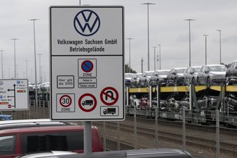 Krisenstimmung bei VW & Co.? Bei diesen Firmen im Landkreis Zwickau steigen jetzt die Löhne - E-Autos stehen auf einem Güterzug am Werksgelände von VW in Zwickau. Für das Verladen sorgt der Logistikdienstleister TSL.
