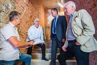 Krisentreffen im alten Treppenhaus - Auf der Suche nach einem Kompromiss: OB Marcel Schmidt (v. l.), Konstanze Helber, Landrat Rico Anton und Dieter Dombrowski. Eine Betonschicht bedeckt die Sandsteinstufen, auf denen viel Leid geschah.