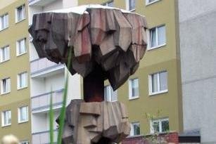 Kristallbrunnen wird wieder errichtet - Der von Bildhauer Gottfried Kohl und Architekt Volker Benedix anlässlich der 800-Jahr-Feier von Freiberg geschaffene Kristallbrunnen neben den Hochhäusern an der Chemnitzer Straße sorgte schon immer für Diskussionen.