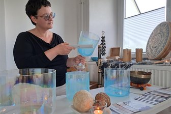 Kristallklangschalen und Trommeln geben jetzt den Ton in einer Leubsdorfer Praxis an - Persis Würsig hat sich den Traum einer eigenen Praxis für Klangmedizin in Leubsdorf erfüllt.