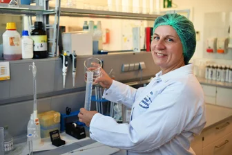 Kristin Bieber ist Sachsens beste Ausbilderin: Was ist ihr Geheimnis? - Die Laborleiterin der Kohrener Landmolkerei, Kristin Bieber, hat eine besondere Auszeichnung erhalten: Sie ist eine von den vier besten Ausbildern in Sachsen und Bayern im Bereich Milchwirtschaft.