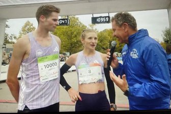 Kristina Hendel wird Zweite beim München Marathon: „Das Publikum hat mich gepusht“ - Sebastian und Kristina Hendel standen im Ziel des München Marathons gemeinsam Rede und Antwort.