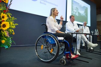 Kristina Vogel überwältigt von Anteilnahme: «Möchte ins Leben zurück» - Die querschnittsgelähmte Radsport-Olympiasiegerin Kristina Vogel hat am Mittwoch eine Pressekonferenz im Unfallkrankenhaus Berlin-Marzahn gegeben. Vogel wird nach einem Trainingssturz vom 26. Juni in der Berliner Spezialklinik behandelt. Neben Vogel sitzen Prof. Dr. Axel Ekkernkamp, (M, Ärztlicher Direktor und Geschäftsführer des ukb) und Dr. Andreas Niedeggen (Chefarzt des Behandlungszentrums für Rückenmarkverletzte).
