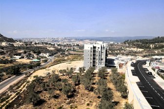 Kritik am Auswärtigen Amt: Mutter aus dem Vogtland sorgt sich um Tochter in Israel - In Reichenbachs Partnerstadt Ma'alot-Tarshiha sind ein altes arabisches Dorf und eine junge jüdische Stadt zusammengewachsen – eigentlich ein Hoffnungsschimmer für friedliches Zusammenleben. Doch jetzt wissen Bewohner nicht, ob der Frieden hält.