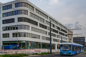 Kritik am Chemnitzer Eins-Neubau: abgeschottet und zu wenig Lokale - Die für den Energieversorger Eins errichtete neue Firmenzentrale an der Bahnhofstraße. Das Gebäude befindet sich mittlerweile in Besitz einer Vermögensverwaltungsgesellschaft und soll bis Dezember bezogen sein.
