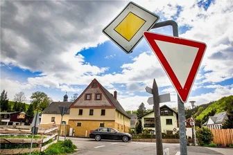 Kritik am geplanten Kreisel - Der vom Landkreis Mittelsachsen geplante Umbau dieser Kreuzung in Hennersdorf zu einem Mini-Kreisel sorgt im Ort nicht nur für Freude.