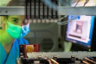 Kritik am Meldeverzug bei den Chemnitzer Infektionszahlen - Maschinelle Analyse von Laborproben in einem Potsdamer Klinikum. In ganz Deutschland melden Labore positive Befunde an die Gesundheitsämter. Bis die Daten beim Robert-Koch-Institut ankommen und in die Inzidenzberechnung eingehen, vergehen manchmal mehrere Tage.