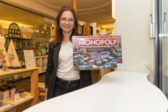 Kritik am Monopoly Erzgebirge: Warum es manche Orte nicht aufs Spielfeld geschafft haben - Tina Egerer-Schlegel hat gut Lachen. Die Mitarbeiterin der Touristinformation Annaberg schob bereits am Montag das letzte Monopoly über den Tresen. 24 Stück waren geordert. Nun muss eine Liste mit Vorbestellungen geführt werden.