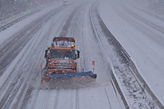 Kritik am Winterdienst in Hainichen – Angst vor Eisregen zu Silvester - Der Winterdienst am Silvestertag auf der A 4 bei Frankenberg.