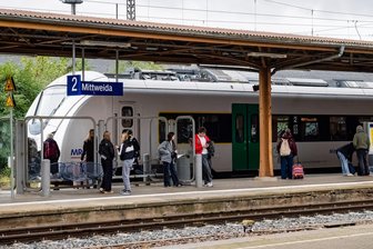 Kritik an Fahrpreisen für Bus und Bahn in Mittelsachsen: „Jenseits von Gut und Böse“ - Reisende am Bahnhof Mittweida.