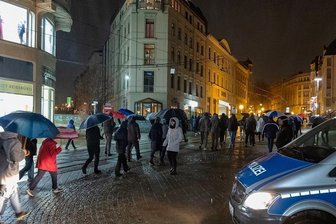 Kritik an illegalen Corona-Demos im Vogtland wächst - Am vergangenen Montag zogen etwa 350 Gegner der Coronamaßnahmen durch die Innenstadt, ihr Aufzug führte unter anderem die Bahnhofstraße entlang. Die Demonstration war - wie schon in den Wochen zuvor - nicht angemeldet gewesen.