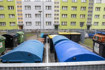 Kritik an KEV: Großvermieter aus Plauen verhindern Zusatzzahlungen - Containerstellplatz Dörffelstraße in Plauen: Bislang holen die Mitarbeiter der KEV die Behälter aus den Umhausungen und stellen sie nach Entleerung zurück. Die KEV-Verantwortlichen wollen dafür extra kassieren.