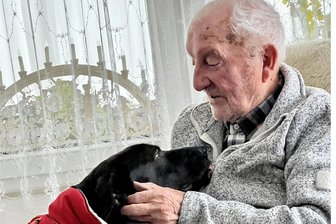 Kritik an Kliniken Erlabrunn: Familie erhebt Vorwürfe nach Fehlbehandlung eines 92-Jährigen - Horst Fehrmann im Advent 2023 – hier noch in seinem Haus in Johanngeorgenstadt.