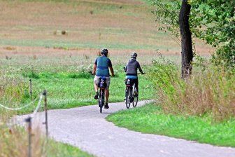 Kritik an Plänen für Asphalt-Radweg entlang des Lungwitzbaches - Kurz vor Niederlungwitz ist der Weg am Lungwitzbach bereits jetzt in einem sehr guten Zustand. Trotzdem will ihn das Landesamt für Straßenbau und Verkehr ausbauen und asphaltieren.