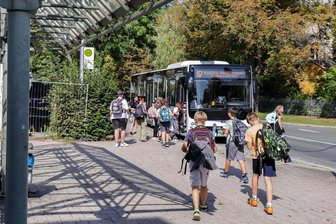 Kritik an Schülerverkehr in Lichtenstein: Kinder mussten Fahrern den Weg zeigen - Am Dienstag fuhr er pünktlich am Lichtensteiner Bahnhof los – doch zuletzt fiel der Linienbus Richtung Heinrichsort/Rödlitz am frühen Nachmittag öfters aus.