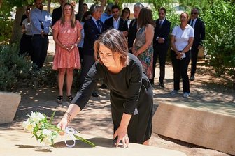 Kritik und Anerkennung - Außenministerin Annalena Baerbock (Grüne) besuchte vor der Türkei den Nachbarn Griechenland. Hier legt sie an der Holocaustgedenkstätte von Athen Blumen nieder.