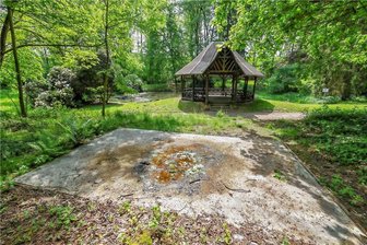 Kritik wegen Abriss im Wunderlich-Park: Druck auf Meeranes Bürgermeister Schmeißer wächst - Von der Hütte der Freien Wähler im Wunderlichpark ist nur das Fundament übrig.