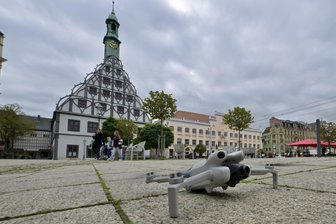 Kritische Situationen in Zwickau: Drohnen sorgen für Unruhe im Luftraum - Auf der freien Fläche des Hauptmarkes können Drohnen fliegen. Ansonsten gilt in weiten Teilen der Innenstadt ein Flugverbot.