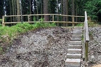 Kroatenloch nun über Treppe erreichbar - Das sogenannte Kroatenloch auf der Streugrün ist jetzt über eine Treppe erreichbar. 
