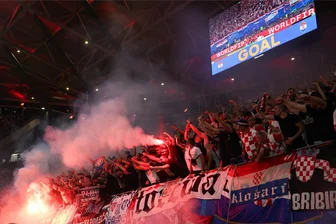 Kroatische Fans attackieren Italiener: Polizei hatte bei EM-Spiel in Leipzig alle Hände voll zu tun - Kroatische Fans feiern in der Leipziger Red Bull Arena das Tor von Modric zum 1:0.