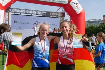 Krönender Abschluss mit Olympia-Flair - Bei den "European Kids Athletic Games" im tschechischen Brno feierten Lena Sachse vom TTL Ehrenfriedersdorf (l.) und Hannah Maneck vom LV 90 Erzgebirge mit ihren Siegen die größten Erfolge für die Kreisauswahl.