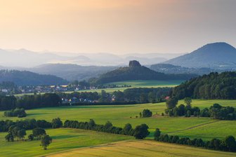 Krönt Sachsen sich mit Deutschlands schönsten Wanderwegen? - Der Caspar-David-Friedrich-Weg in der Sächsischen Schweiz hat einiges zu bieten - so zum Beispiel diesen Ausblick vom Wolfsberg zum Zirkelstein.