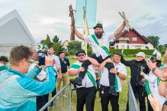 Krönung zum Glockenschlag: Niederlauterstein hat einen neuen Schützenkönig - Sepp Meyer (l.) und Robert Weiß (r.) trugen den neuen Schützenkönig Daniel Wohlgemuth auf ihren Schultern ins Festzelt.