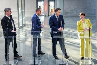 Kröten für alle und viele teure Bonbons: Es droht eine Rückkehr der Methode Merkel - Markus Söder (CSU), Friedrich Merz (CDU), Lars Klingbeil (SPD) und Saskia Esken (SPD-Bundesvorsitzende) nehmen an einer Pressekonferenz nach den Sondierungsgesprächen von Union und SPD im Bundestag teil.