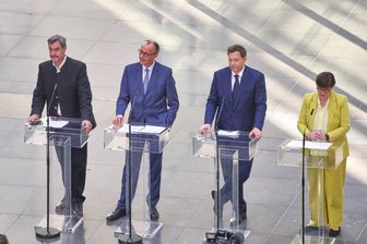 Kröten für alle - Die Verhandlungspartner de rerfolgeriechen Sondierungsgespräche von Union und SPD traten n am Samstag vor die Presse. Foto: Imago