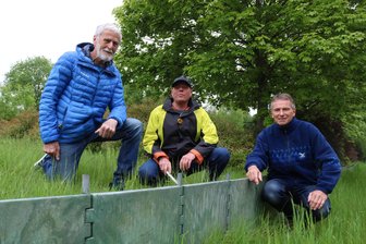 Kröten in Not: Wie Naturschützer aus dem Erzgebirge um das Überleben der Tiere kämpfen - Klaus Richter, Hermann Ficker und Uwe Lauckner (v.l.) stehen am Amphibienschutzzaun in Grünhain.