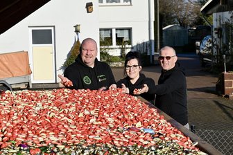 Kronkorken-Sammelaktion im Erzgebirge: Acht Tonnen fürs Kinderhospiz - André Schubert (l.), Annett Freitag und Roland Kunze von „Kronkorken fürs Kinderhospiz“.