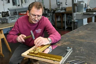 Kronleuchter für das Residenzschloss: Chemnitzer lässt Dresdens Herz glänzen - Gürtler Mario Lorenz ist ein Meister seines Fachs. Im Bild gestaltet er einen vergoldeten Spiegelrahmen.  