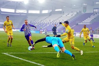 Krügers Doppelpack dreht die Partie: Aue feiert Heimsieg gegen Braunschweig - Florian Krüger (3. v. l.) vor dem Braunschweiger Tor.