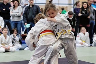 Krümel wachsen über sich hinaus - Auch Emma Schumann (r.) vom Judoclub Antonsthal-Schwarzenberg stellte sich beim Frühjahrskrümelrandori der Konkurrenz. In der Breitenbrunner Turnhalle gingen 196 Talente aus 20 Vereinen auf die Matte.