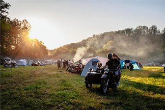 Krumbach: Bikerparty mit einer 90-Jährigen - Mehrere Hundert Besucher haben sich bereits am Freitagabend auf den Wiesen entlang der Zschopau in Krumbach zum 33. internationalen Motocamp eingefunden. Foto: