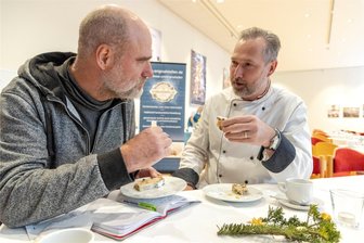 Krumenbild, Elastizität, Struktur - und der Geschmack: 21. Erzgebirgischer Stollentag stellt die Qualitätsfrage - 21. Stollentag 2023 in Annaberg-Buchholz: André Bernatzky (r.), Chef der Akademie des Deutschen Bäckerhandwerks in Sachsen, verkostet mit Reporter Jan Oechsner die eingereichten Stollen. Die Produkte stammen von Bäckereien, die Mitglieder in der Bäckerinnung Erzgebirge und/oder dem Stollenverband Erzgebirge sind.