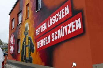 Krumhermersdorf: Feuerwehr-Umzug verzögert sich - Die Stirnseite des neuen Gerätehauses in Krumhermersdorf.