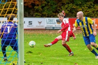 Krumhermersdorf siegt im Derby - Robin Jacob (M.) kann Robin Jacob (l.) hier nicht überwinden. Am Ende feierten er und der FSV Krumhermersdorf einen 2:1-Derbysieg.