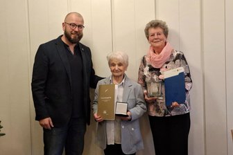 KSB-Geschäftsführer vertritt Innenminister und ehrt verdienstvolle Ehrenamtliche in Freiberg - Verdiente Ehrung: Benjamin Kahler mit Ellen Richter (M.) und Ria Benedix.