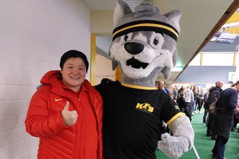 KSB-Maskottchen Fredi Wolf mit neuer Herausforderung beim Rochlitzer Kugelstoßmeeting - Beim Kugelstoßmeeting im vergangenen Jahr hat sich KSB-Maskottchen Fredi Wolf bereits Tipps von der chinesischen Olympiasiegerin Gong Lijiao geben lassen.