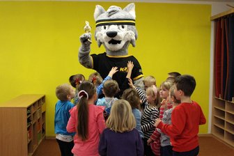 KSB Mittelsachsen setzt Zeichen gegen alarmierenden Bewegungsmangel - Feierliche Übergabe: KSB-Maskottchen Fredi Wolf überbrachte den Kindern der Kita „Wirbelwind“ in Halsbrücke den Siegerpokal, den sie beim Kita-Team-Cup erkämpft hatten. Teilgenommen hatten insgesamt 90 Einrichtungen.